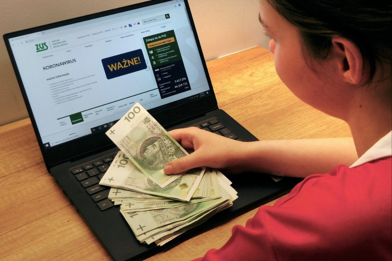 Komputer i pieniądze.