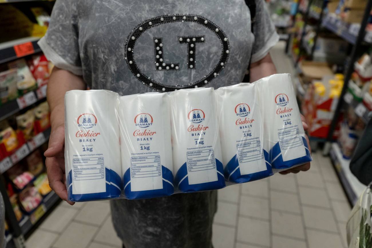 Klientka kupująca zgrzewkę opakowań cukru