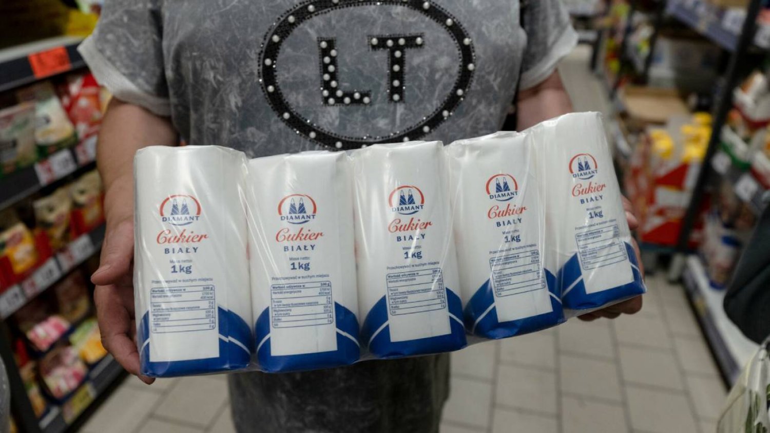 Klientka kupująca zgrzewkę opakowań cukru