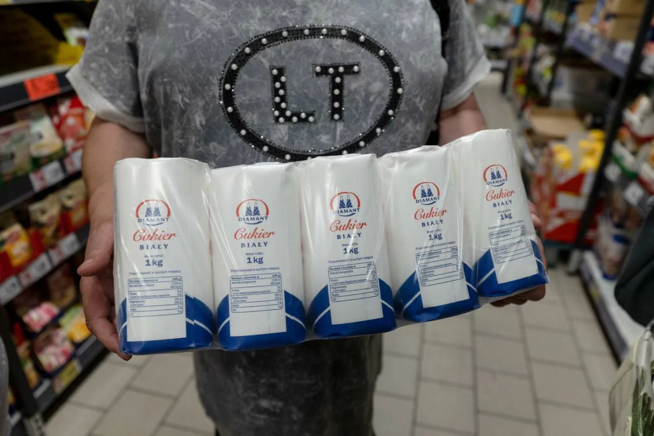 Klientka kupująca zgrzewkę opakowań cukru