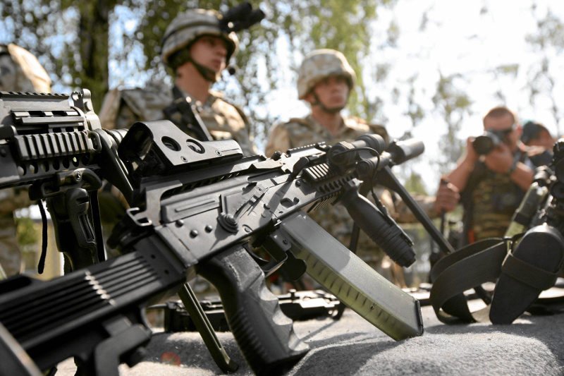 Najnowocześniejsza fabryka broni w Polsce już sprzedaje karabiny do... Afryki. "Chcemy pokazać światu polską broń"
