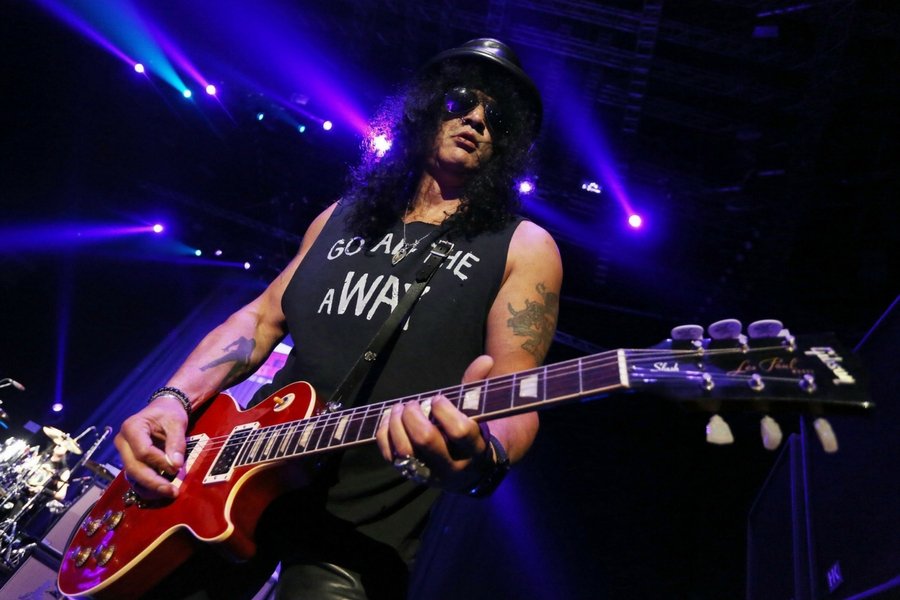 Slash z jedną z sygnowanych swoim nazwiskiem gitar Gibsona.