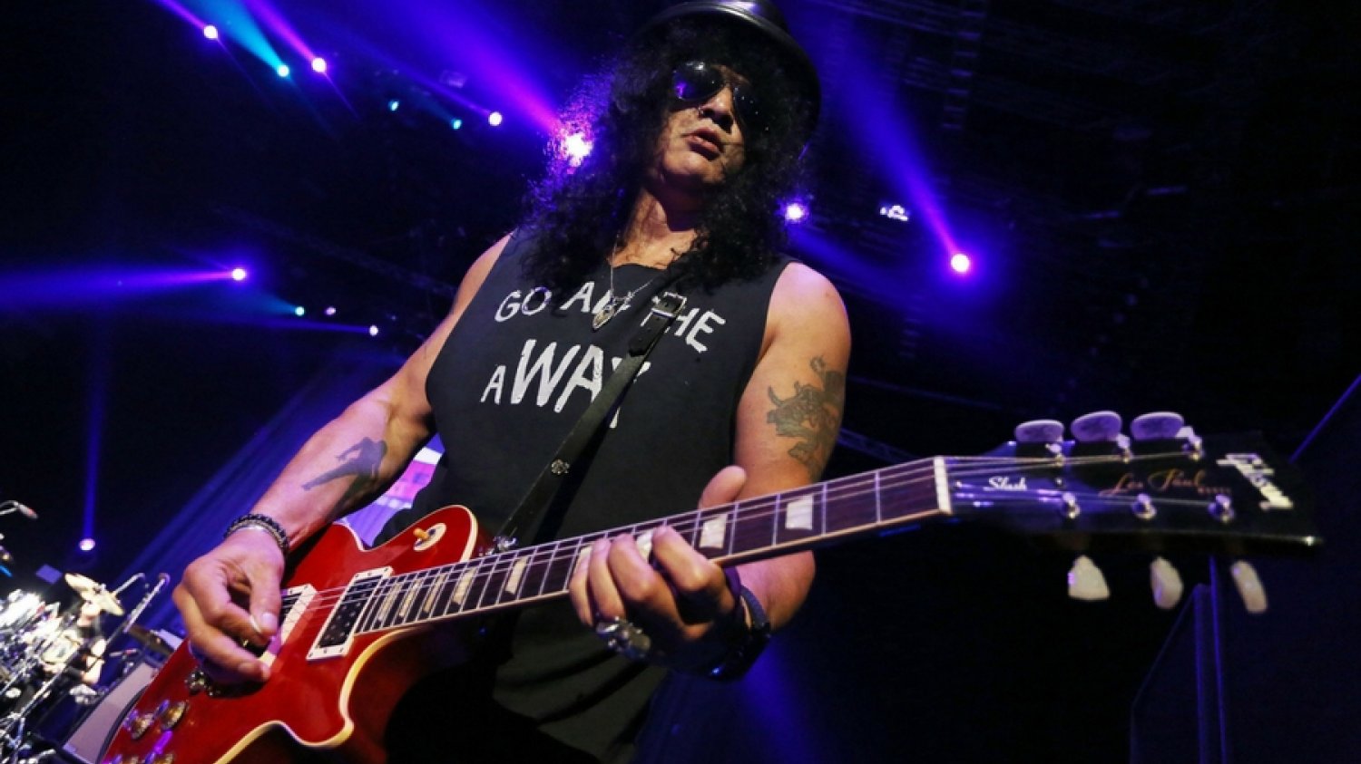 Slash z jedną z sygnowanych swoim nazwiskiem gitar Gibsona.