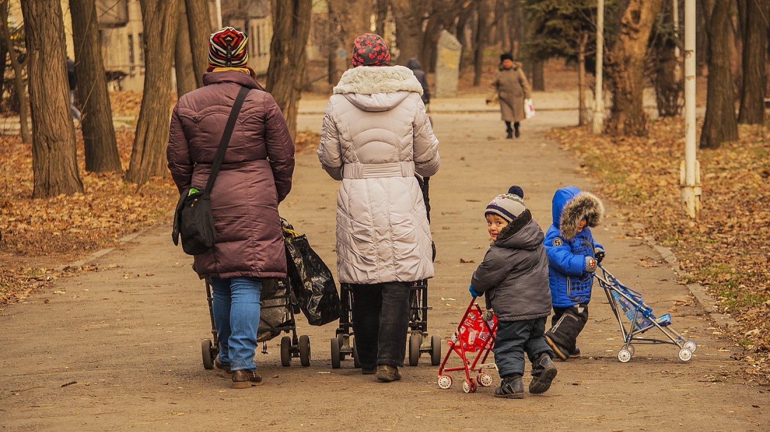 Polacy rzadziej decydują się na posiadanie dziecka.