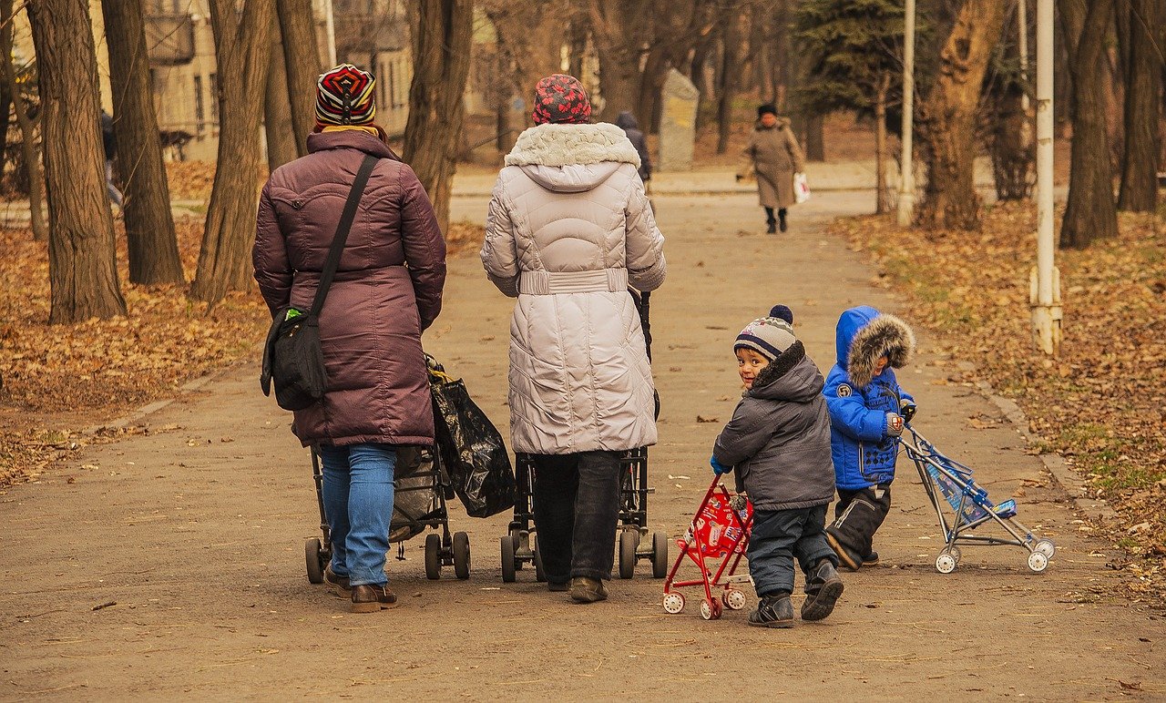 Polacy rzadziej decydują się na posiadanie dziecka.