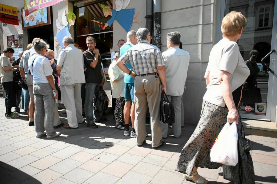 Klienci przed siedzibą Amber Gold. Czemu nikt nie doniósł, skoro "wszyscy wiedzieli", że ta firma musi być piramidą?