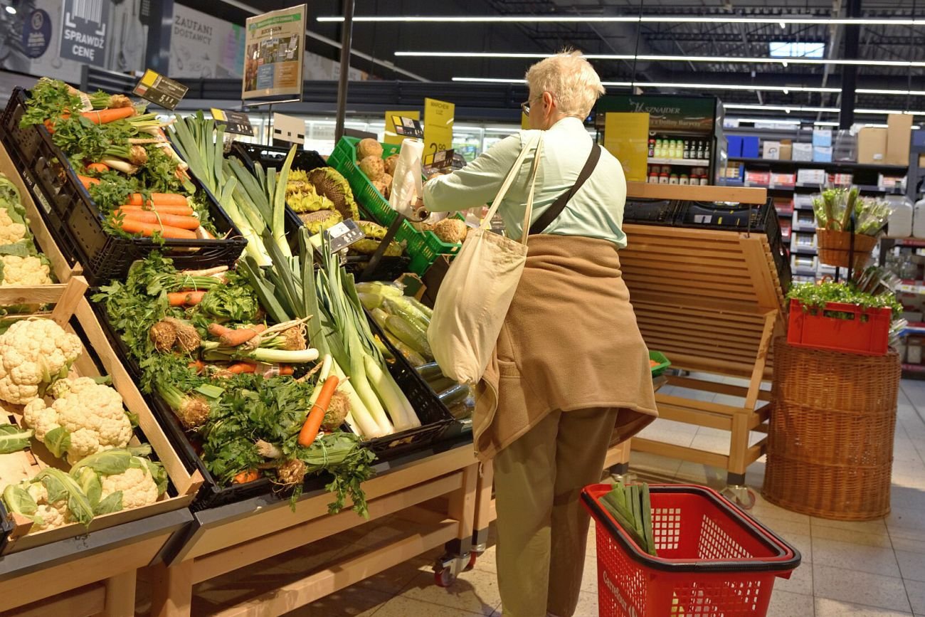 Polacy coraz częściej odrywają liście i końcówki warzyw, by w ten sposób oszczędzić choć kilka groszy.