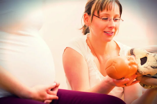 Doula to często jedyna osoba, która jest w stanie w pełni poświęcić się kobiecie podczas porodu