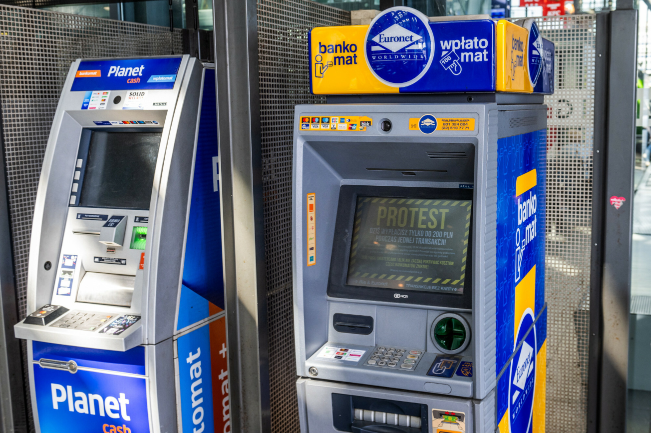 Bankomatów w Polsce ubywa. RPO zwraca uwagę, że utrudnia to funkcjonowanie seniorów i niepełnosprawnych
