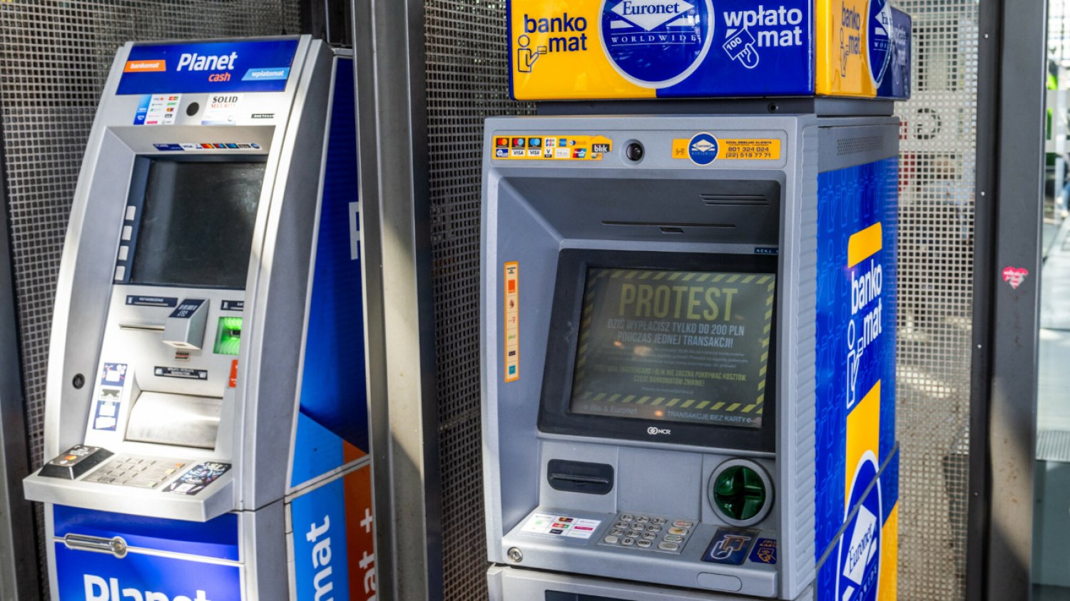Bankomatów w Polsce ubywa. RPO zwraca uwagę, że utrudnia to funkcjonowanie seniorów i niepełnosprawnych