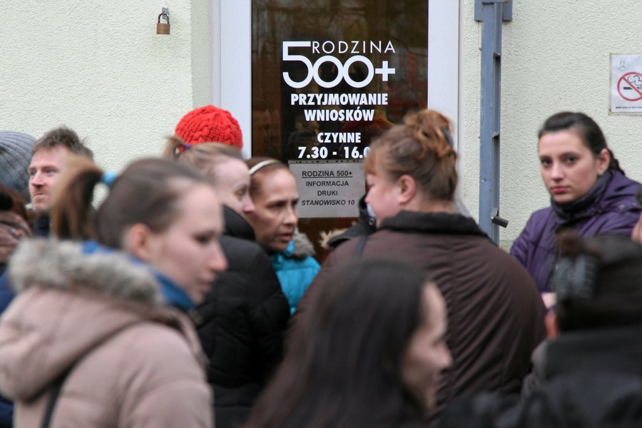 Realna wartość świadczenia 500+ może dziś wynosić około 393 złotych, jak wynika z wyliczeń gazety "Super Express".