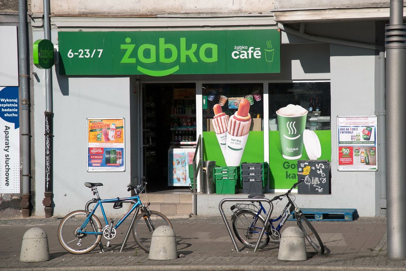 Łupem złodziei często padają jednorazowe kubki do kawy z Żabki