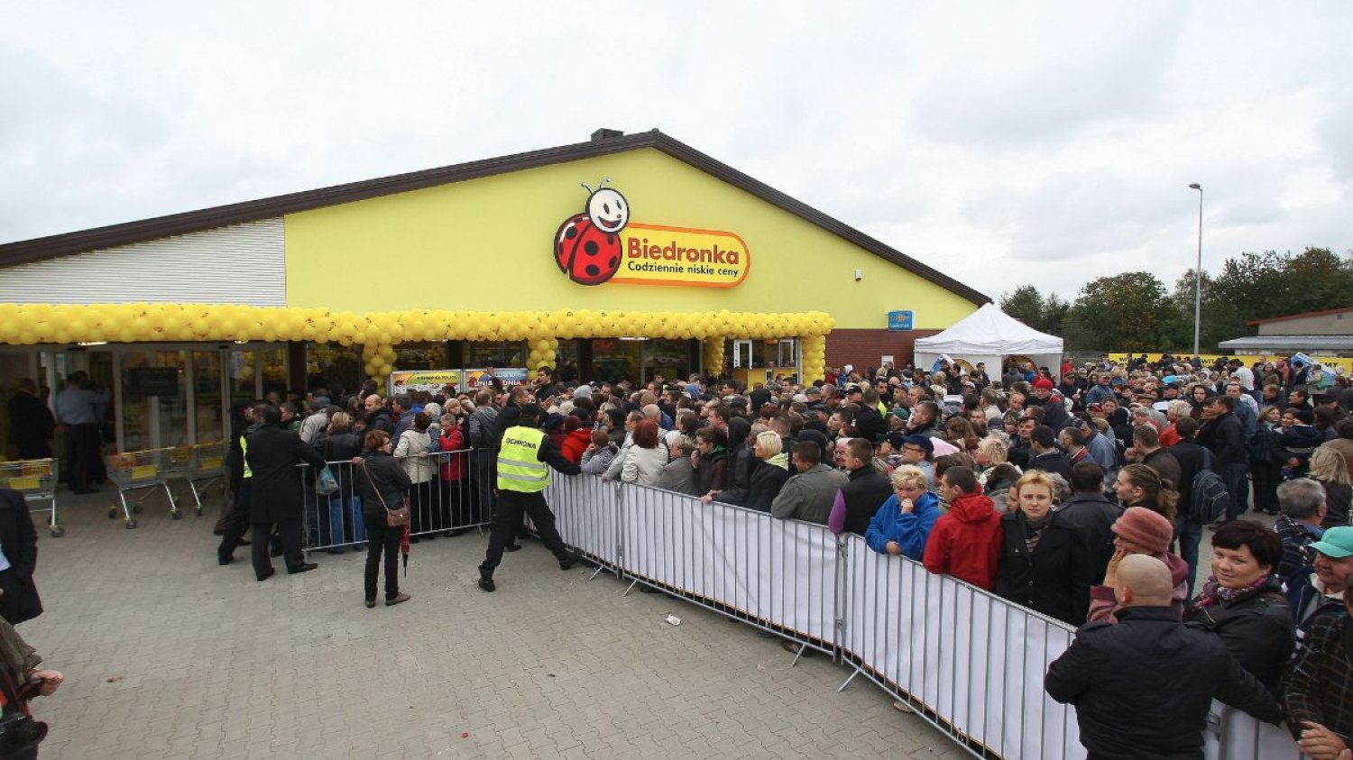 Biedronka testuje skanery kart lojalnościowych. Urządzenia mają skrócić kolejki.