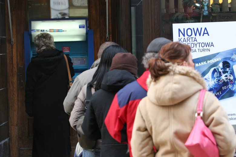 Banki łowią klientów kusząc ich niskim oprocentowaniem kredytów, dopłatami i przewalutowaniami