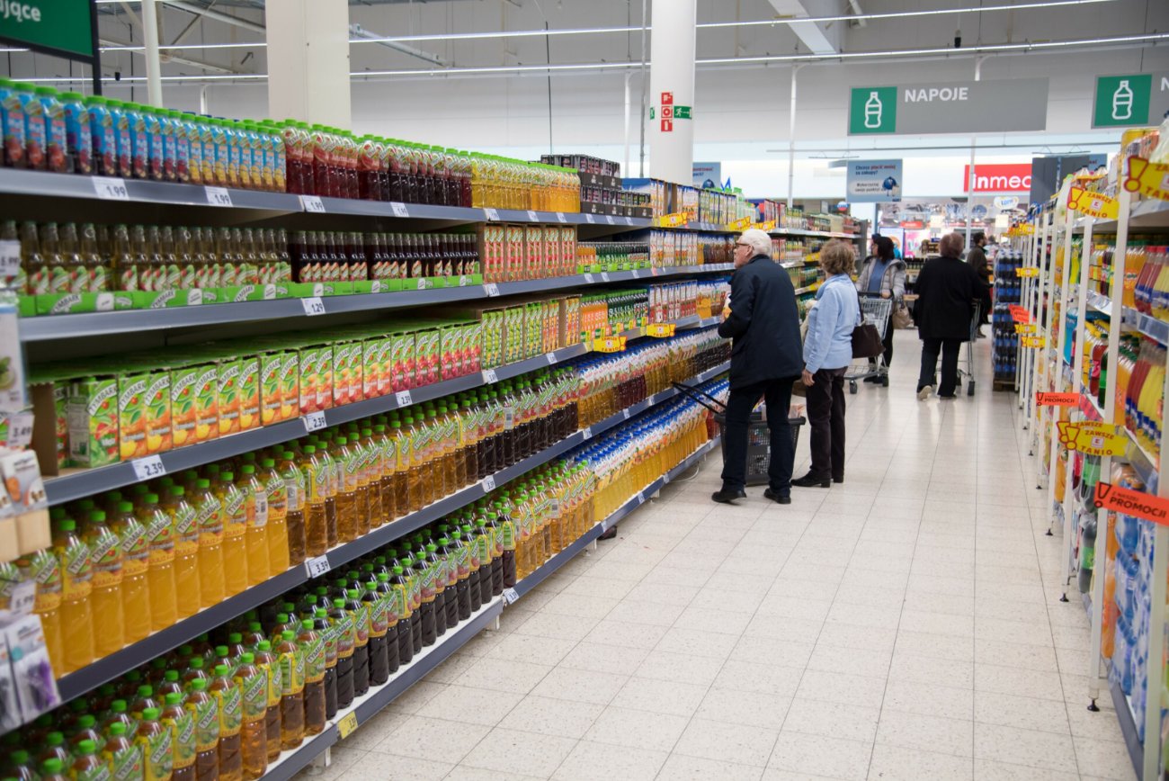 Stoisko z napojami w sklepie