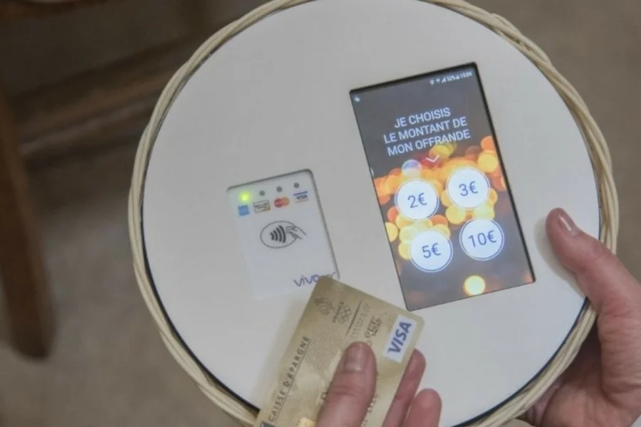 Tak wygląda e-taca, z którą będą eksperymentować paryscy duchowni.