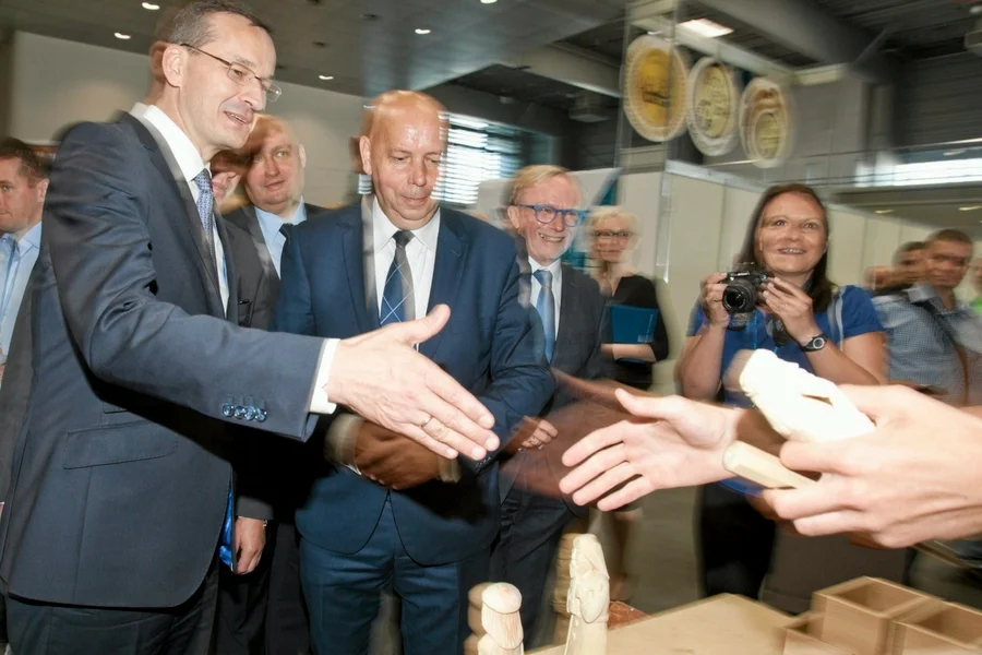 Wicepremier Morawiecki zapowiada pomoc dla najbardziej potrzebujących. Ale beneficjentami zmiany w liczeniu kwoty wolnej od podatku mogą być zupełnie inne grupy.