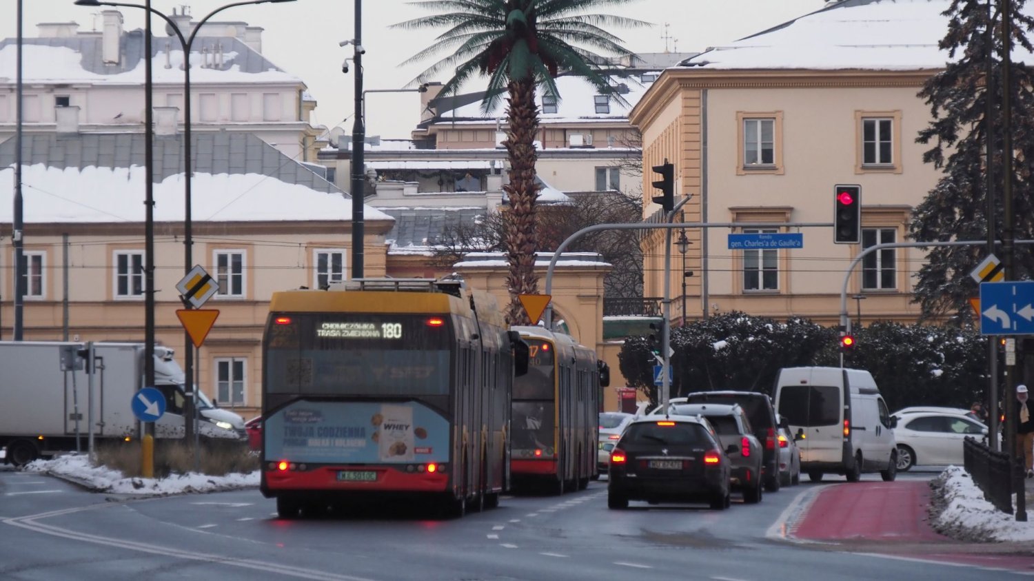 Warszawskie elektryczne autobusy kapitulują przed mrozem. Inwestycje przegrywają z zimą. Autobysy miejskie w Warszawie zimą.