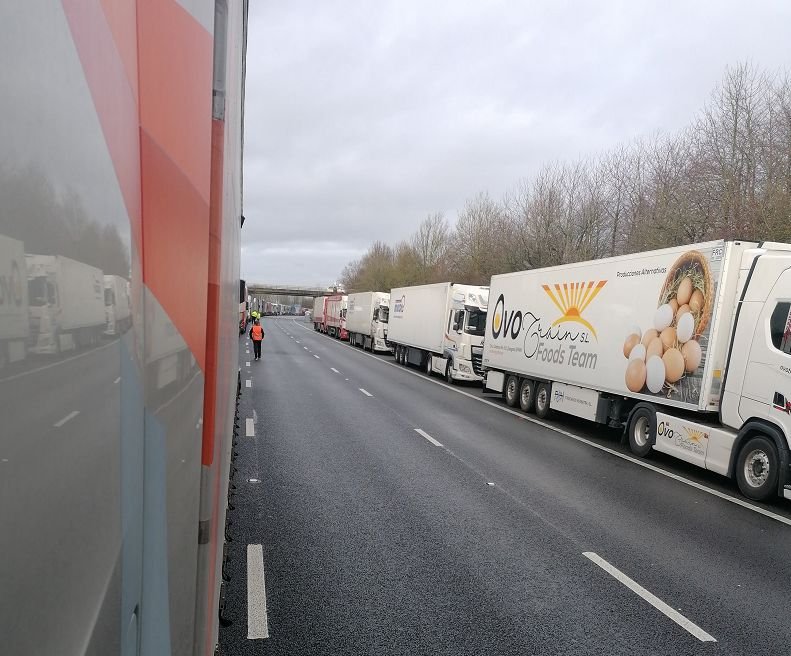 Tak wygląda "parking tymczasowy" dla kierowców na autostradzie M20 w UK.