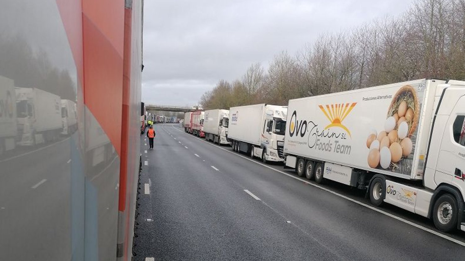 Tak wygląda "parking tymczasowy" dla kierowców na autostradzie M20 w UK.