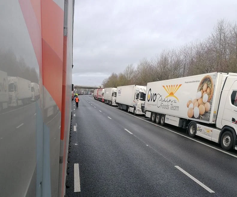 Tak wygląda "parking tymczasowy" dla kierowców na autostradzie M20 w UK.