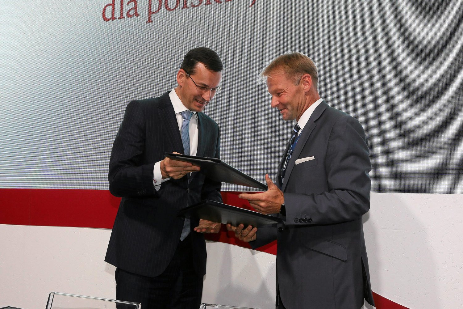 Minister Mateusz Morawiecki i wiceprezes Europejskiego Banku Inwestycyjnego, Vazil Hudak, w trakcie podpisania umowy na dofinansowanie polskiej energetyki