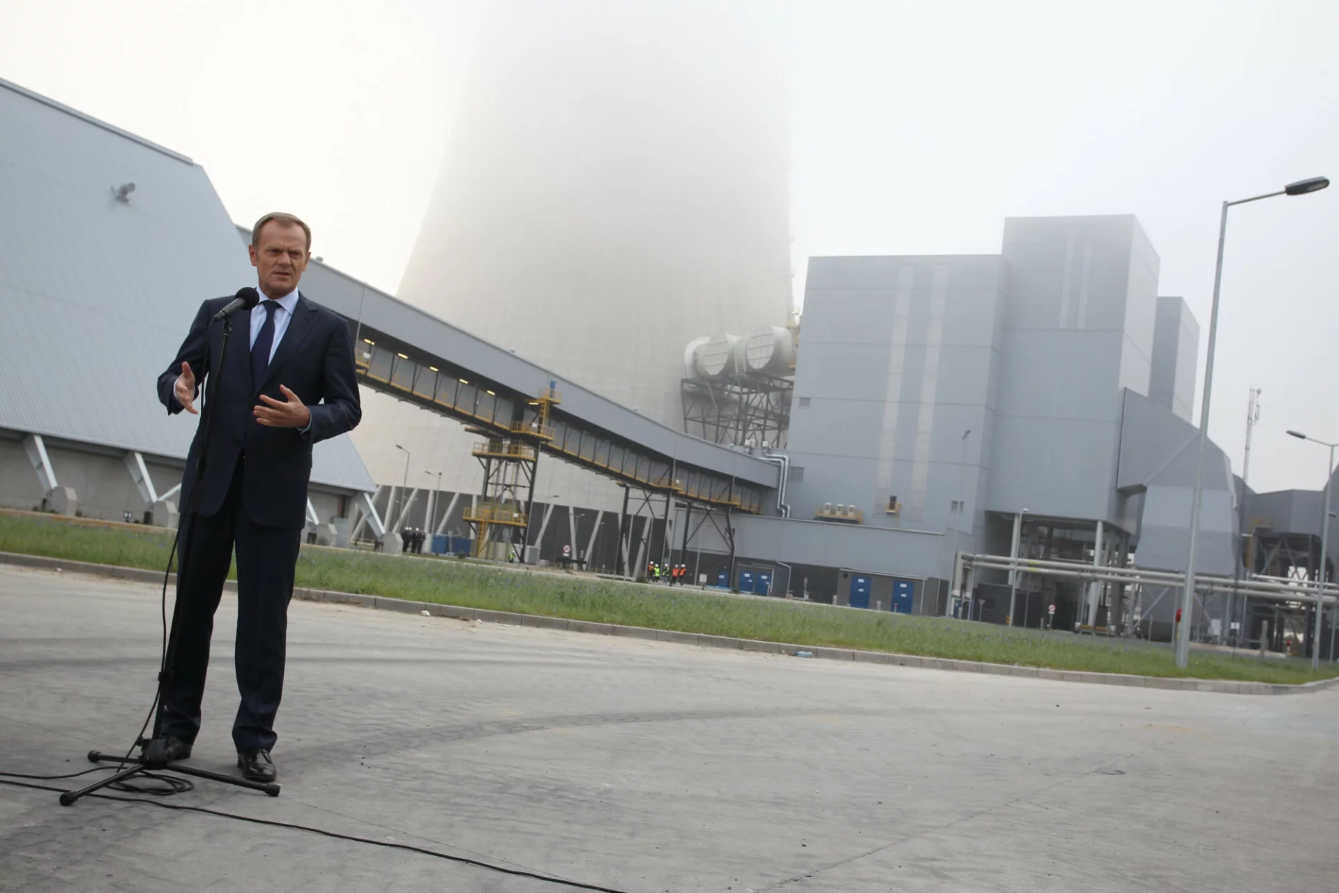 Donald Tusk: Zmiana miejsca budowy elektrowni atomowej jest możliwa