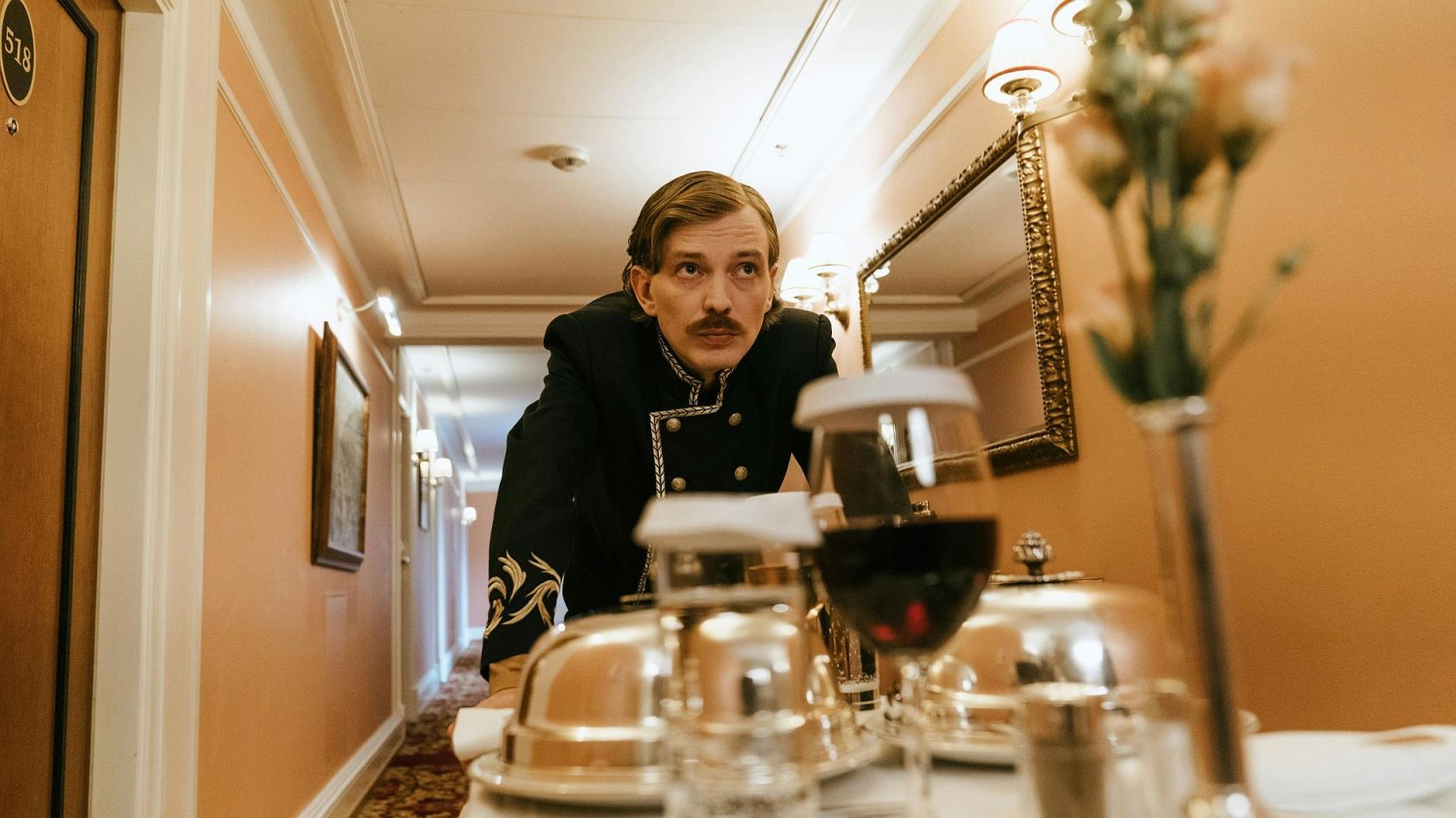 Polacy ratują niemiecką turystykę na wyspie Uznam. Mają 8 godzin pracy i gwarantowany urlop. Pracownik na korytarzu hotelu pchający wózek na kółkach z jedzeniem dla gości.