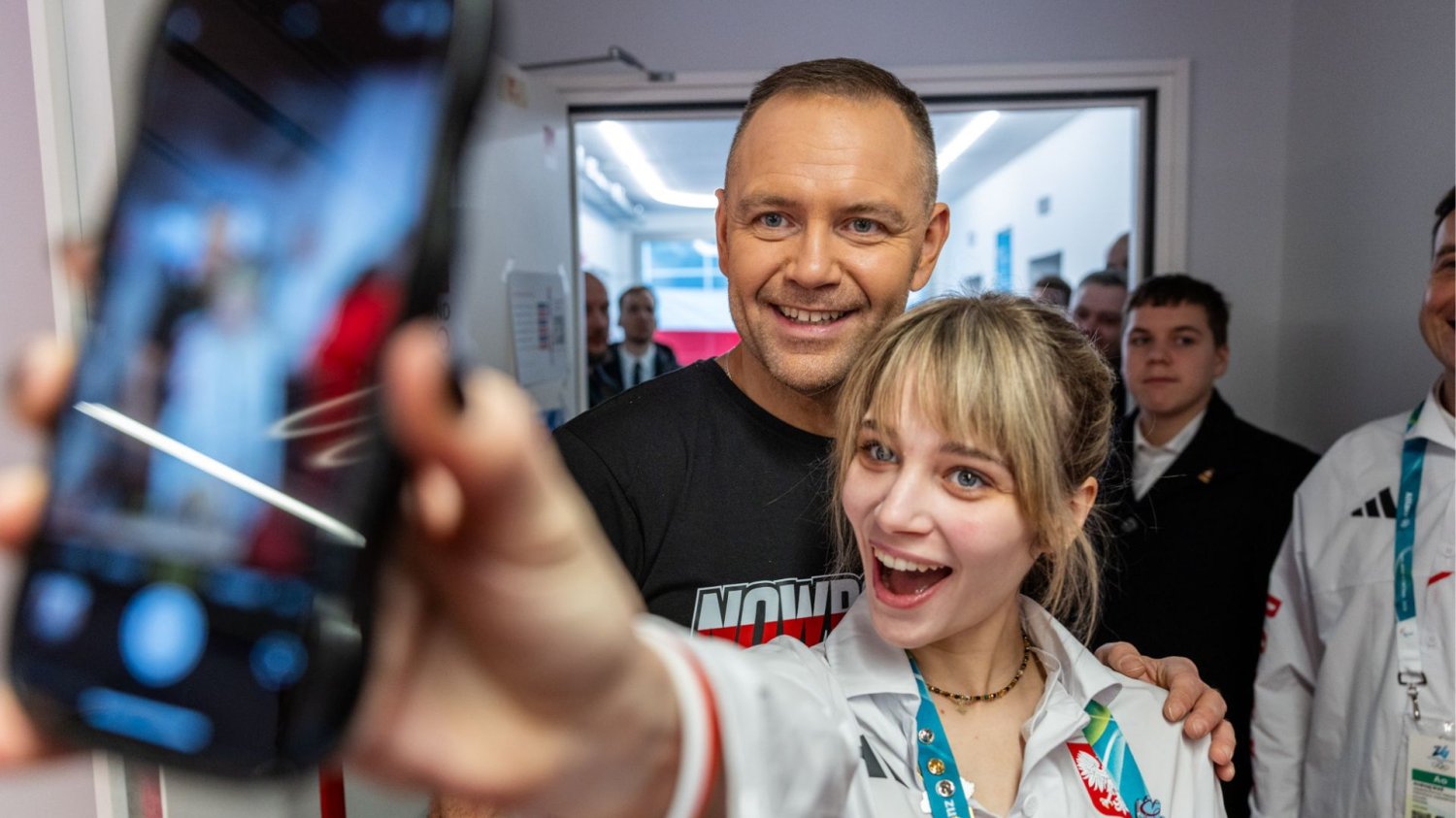 Prezydent robiący zdjęcia z polskimi olimpijczykami we Włoszech. Na policję trafiło oficjalne zawiadomienie o marce odzieży Nowrocky.