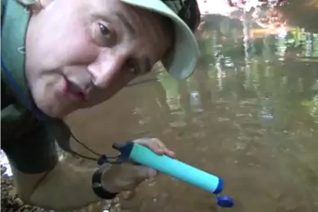 Lifestraw służy dziś już nie tylko osobom permanentnie walczącym o dostęp do czystej wody pitnej, ale także przez survivalowców.