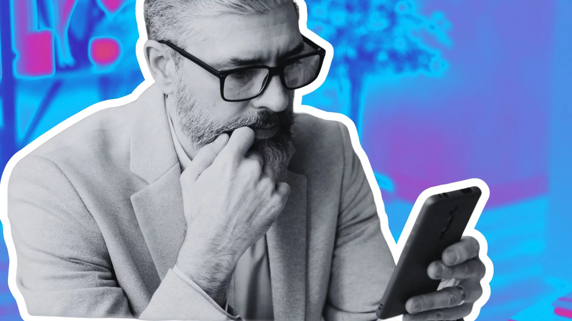 mężczyzna patrzący w telefon