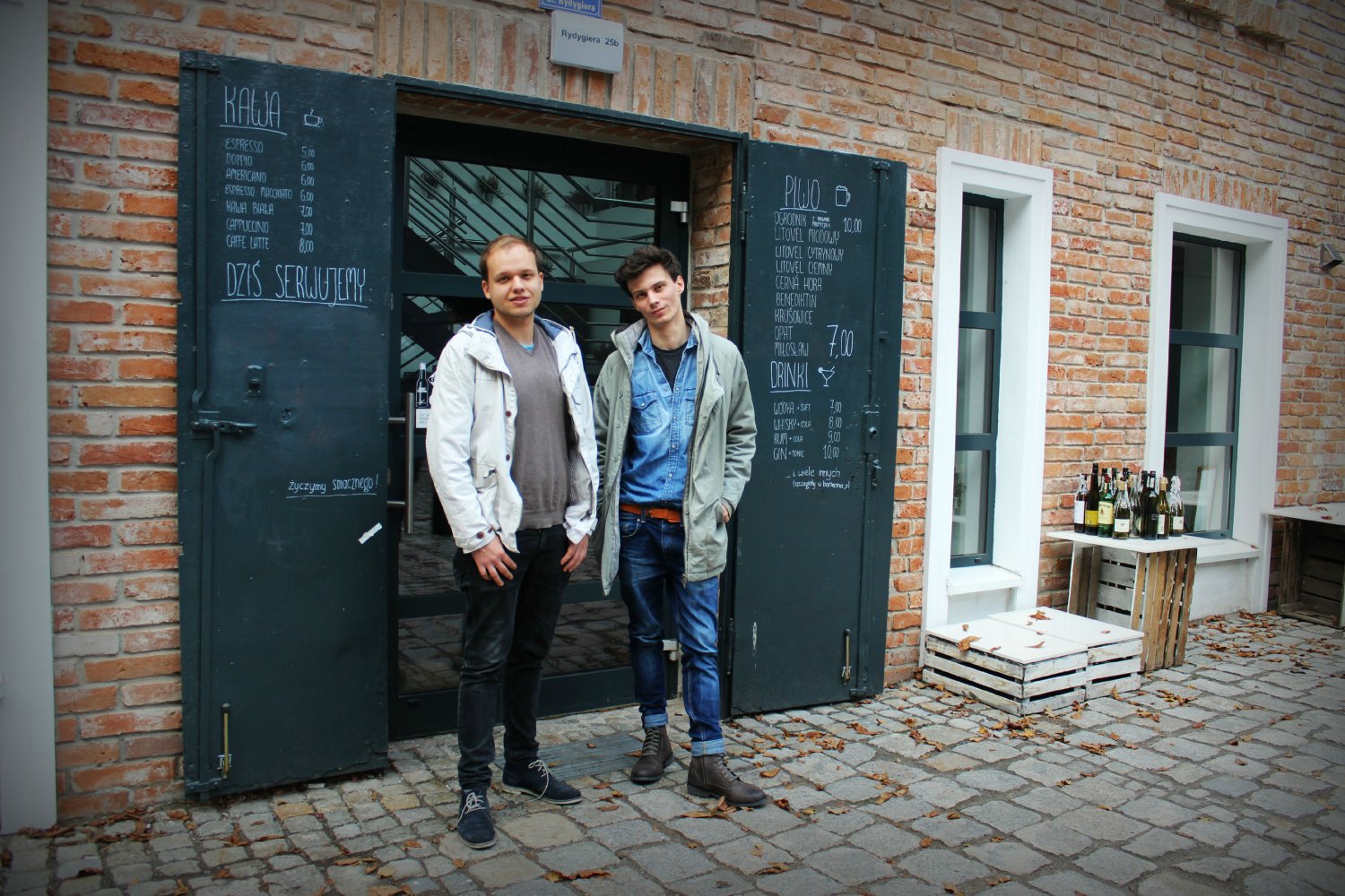 Od lewej: Krzysztof i Radosław przed swoją restauracją
