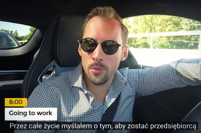 – Większość ludzi nie przepada za swoją pracą. Ja tego nie rozumiem. Jak można tak egzystować – opowiada Gryn, błyskając złotym zegarkiem podczas brania zakrętu w sportowym samochodzie w odcinku numer 3