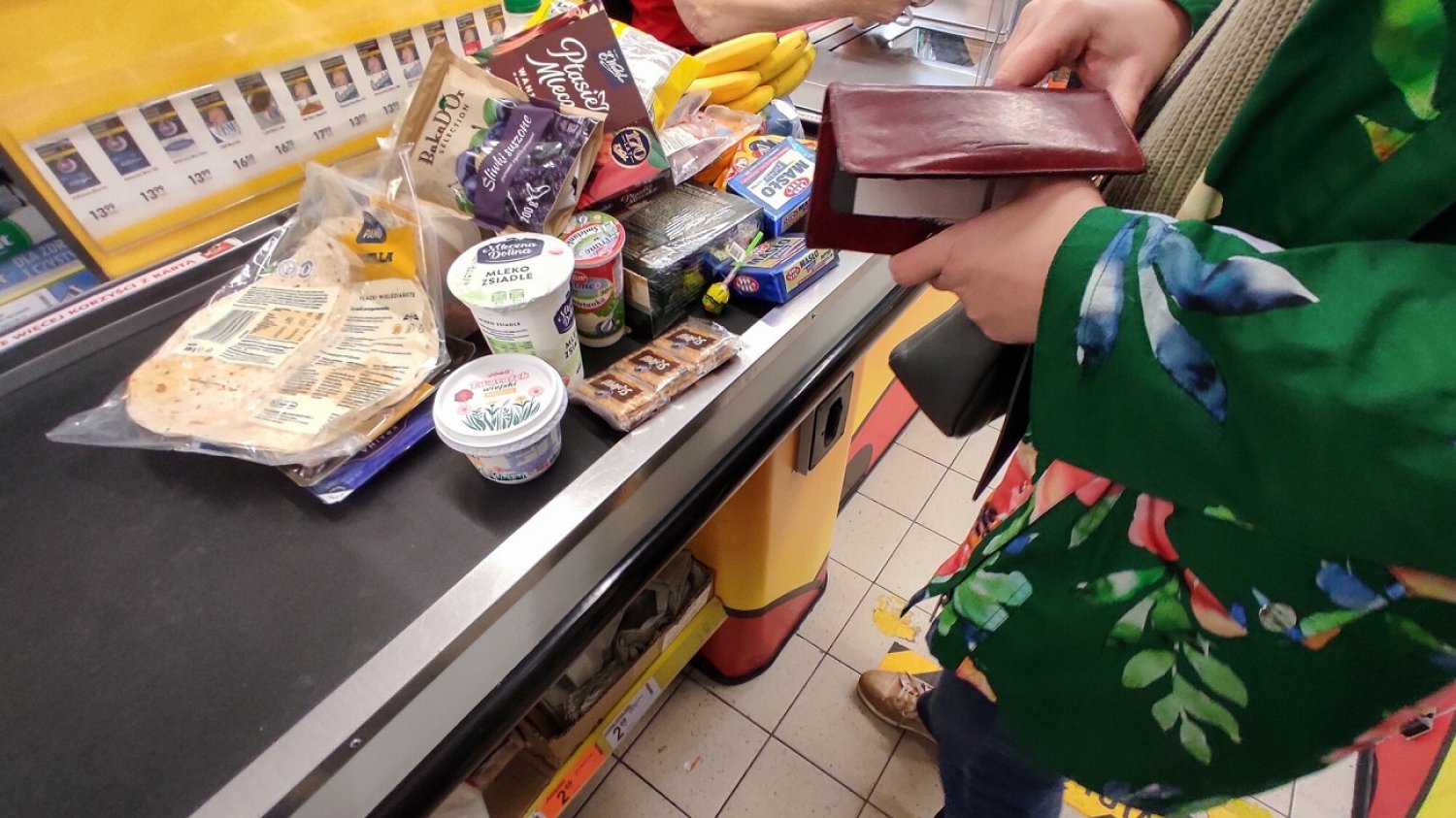 Kobieta przy kasie w markecie.