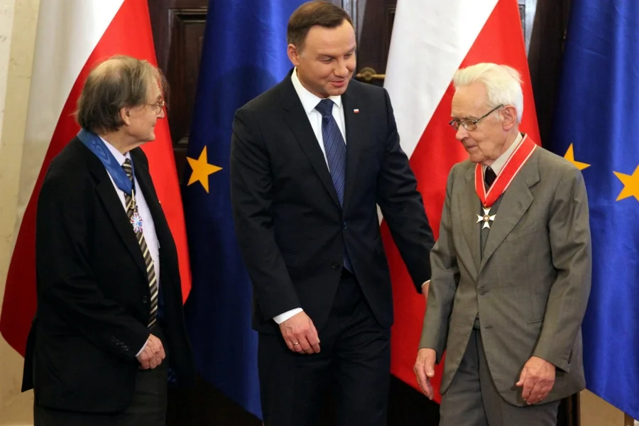 Prof. Andrzej Trautman (pierwszy z prawej) w towarzystwie prezydenta Andrzeja Dudy i prof. Rogera Penrose'a, podczas konferencji naukowej poświęconej falom grawitacyjnym.