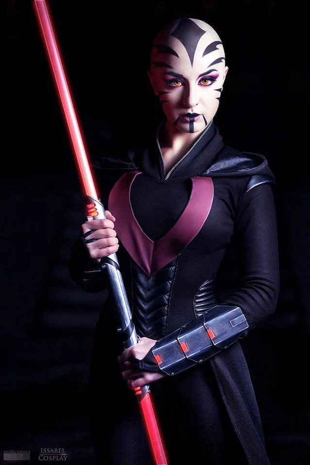 Cosplay inspirowany Asajj Ventress z uniwersum Gwiezdnych Wojen.