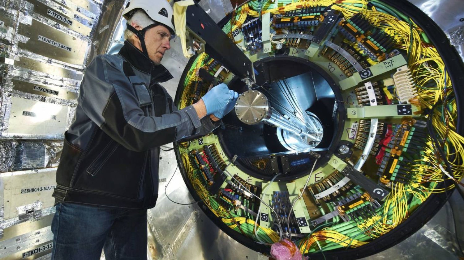 Wielki Zderzacz Hadronów, konserwacja maszyny przez pracownika CERN