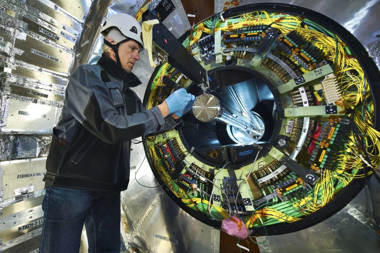 Wielki Zderzacz Hadronów, konserwacja maszyny przez pracownika CERN