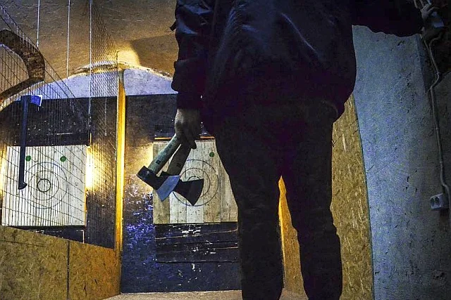 To prawdopodobnie jedyne miejsce w stolicy, gdzie zestresowani pracownicy korporacji mogą bezkarnie porzucać siekierami