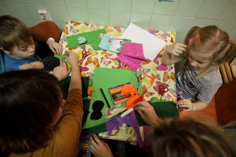 Szpital CZMP w Łodzi. Wolontariusze z firmy Bosch ucza malych pacjentów rękodziela.