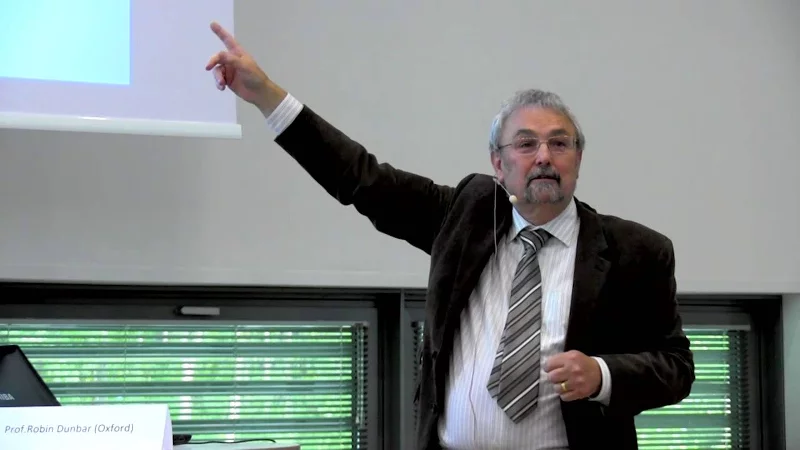 Antropolog Robin Dunbar przekonuje, że tkwiące w naturze człowieka ograniczenia nie mogą zostać przełamane nawet przez możliwości nawiązywania kontaktów, jakie oferują media społecznościowe