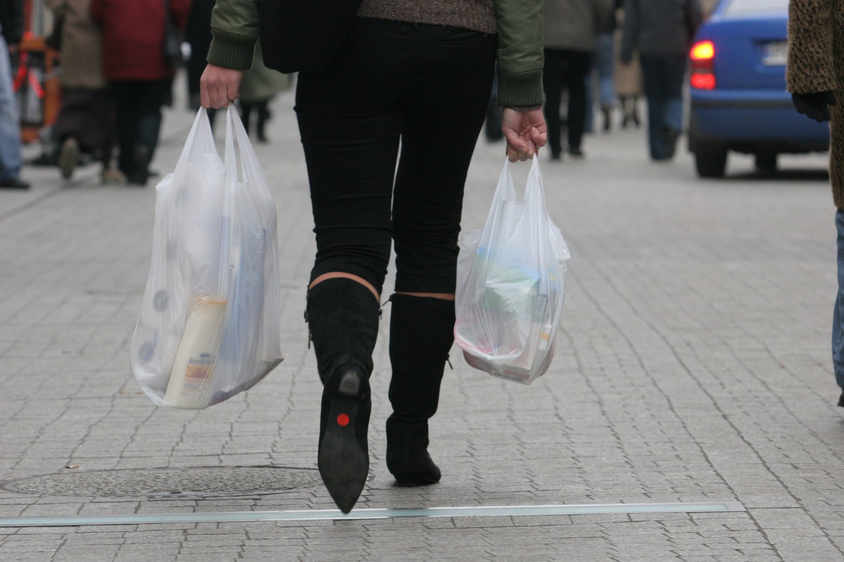 Kolejna sieć przekształciła się w placówkę pocztową, by ominąć niedzielny zakaz handlu