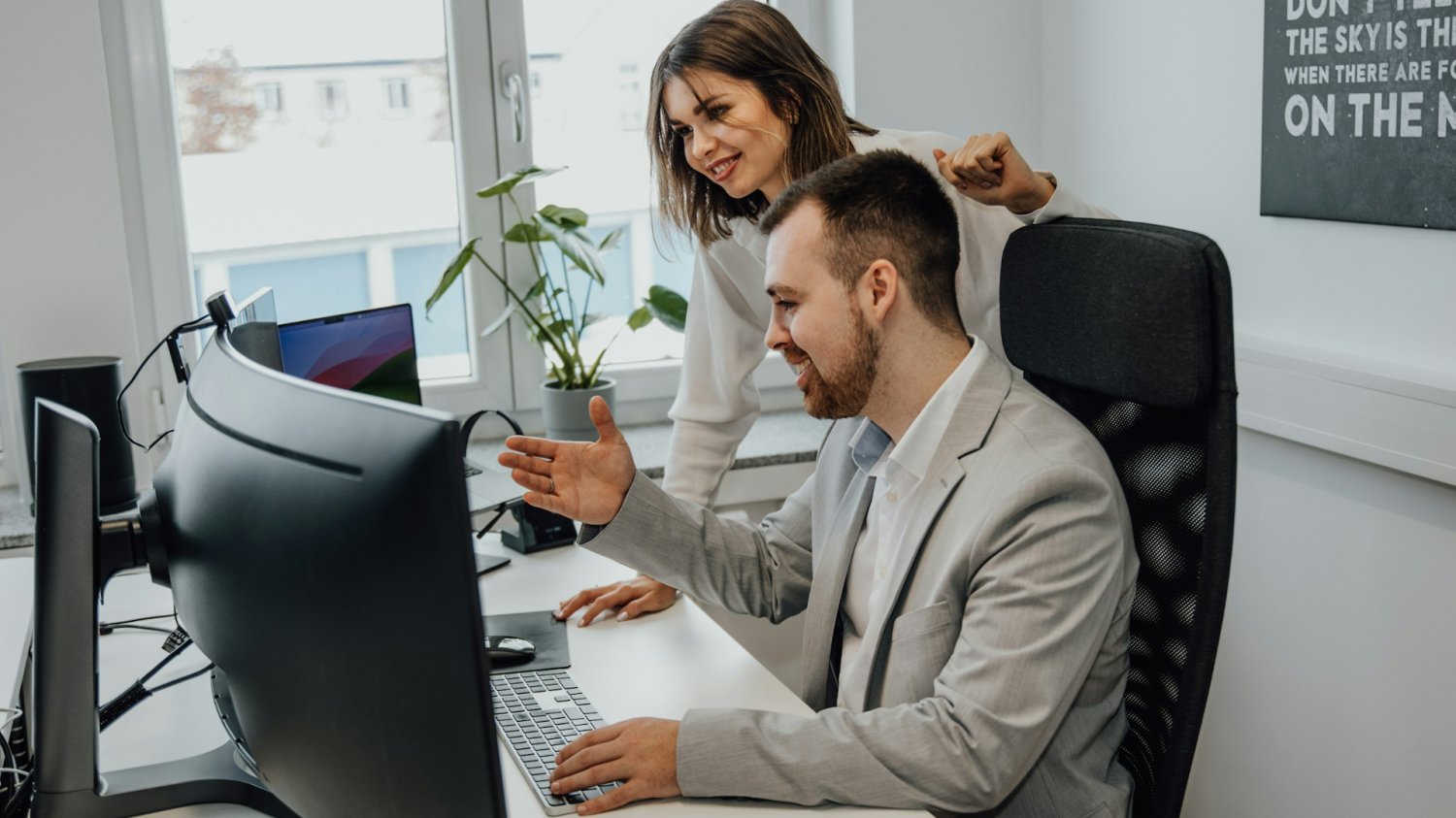 "B2B Customers Journey 2025", najnowszy raport przygotowany na zlecenie Izby Gospodarki Elektronicznej i Allegro Business, przedstawia sytuację klientów biznesowych w środowisku B2B e-commerce.