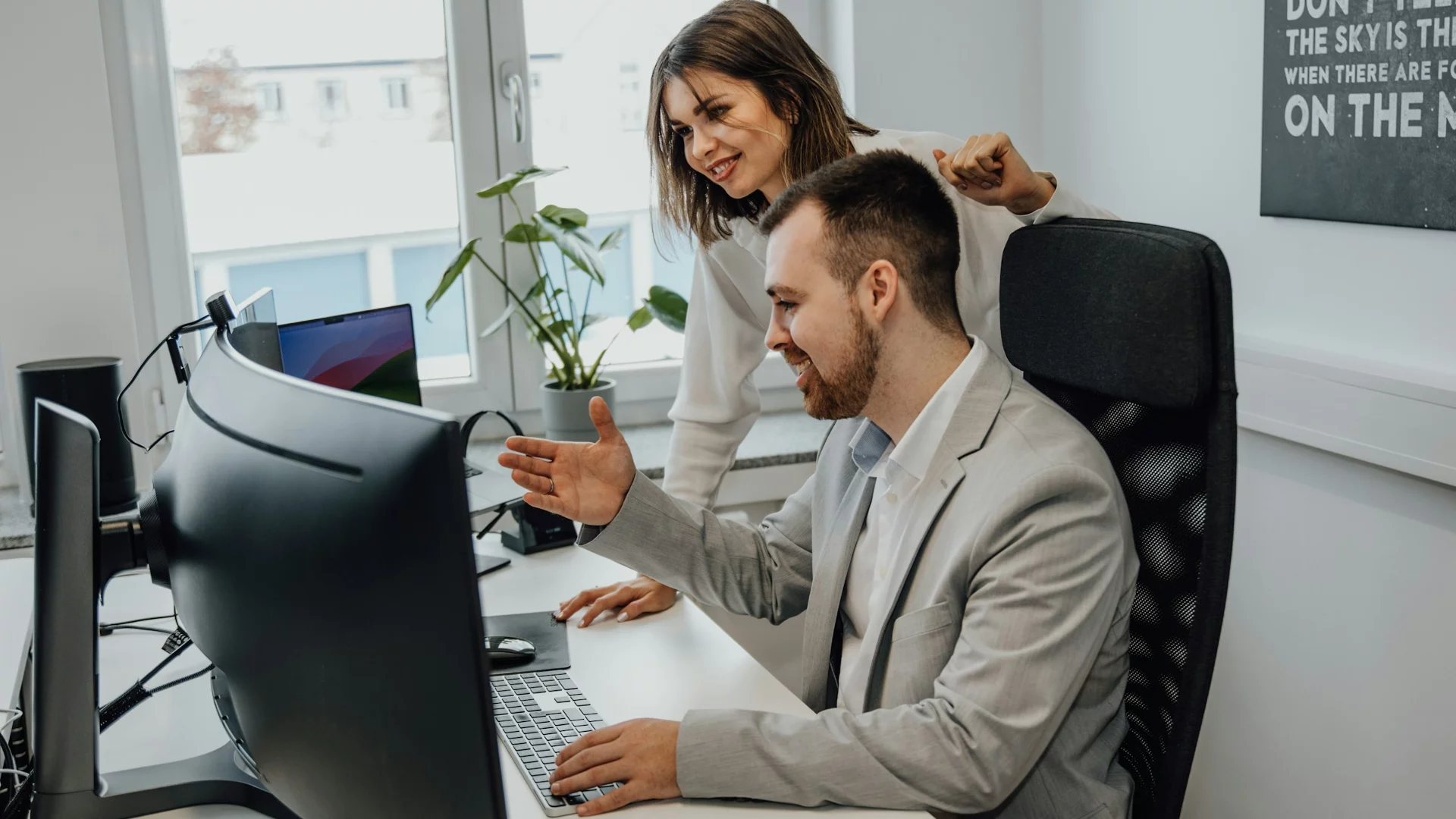 "B2B Customers Journey 2025", najnowszy raport przygotowany na zlecenie Izby Gospodarki Elektronicznej i Allegro Business, przedstawia sytuację klientów biznesowych w środowisku B2B e-commerce.