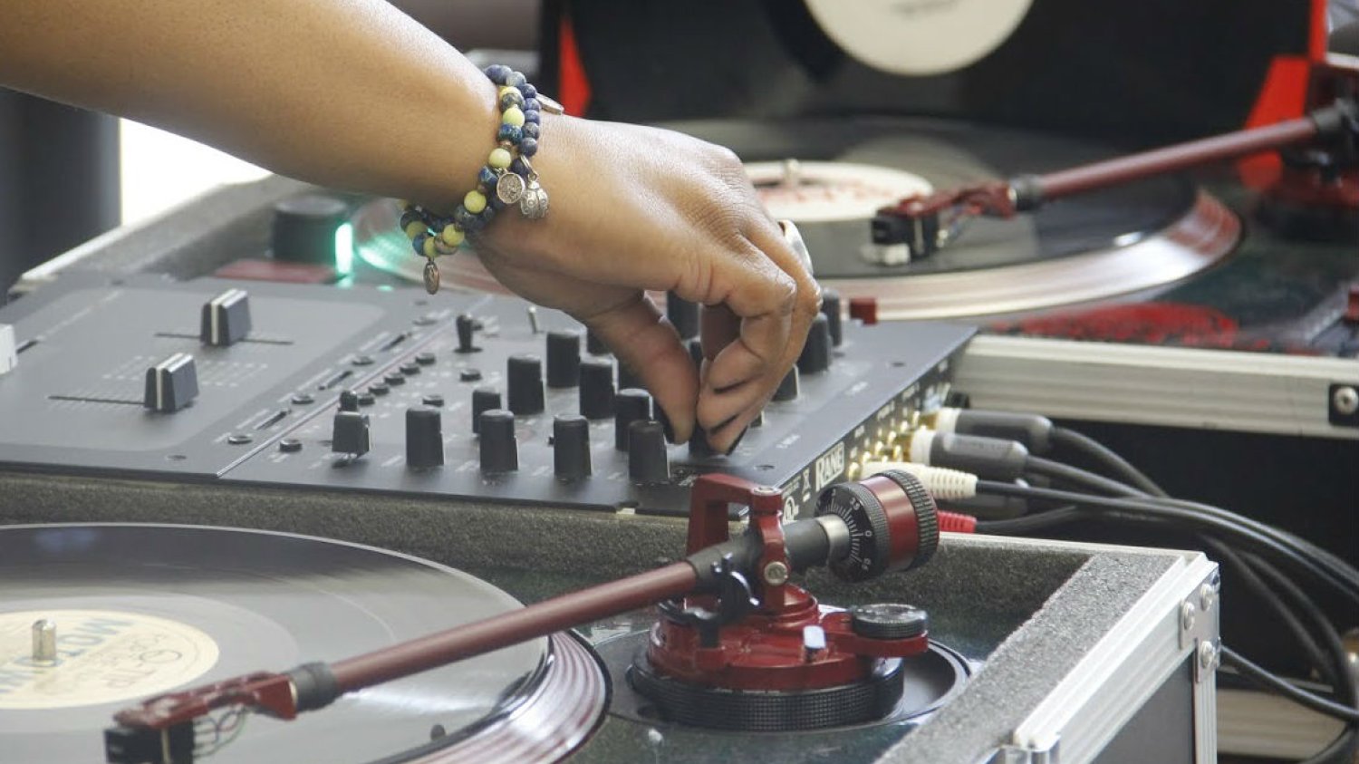 DJ jako coach kariery? Niektóre DJ-skie rady da się przeszczepić na szerszy grunt, twierdzi DJ Skee