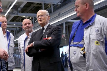 Carl Hahn nawet po przejściu na emeryturę był obecny w życiu koncernu VW. Na zdjęciu rozmawia z pracownikami o modelu ID.3 w roku 2019.