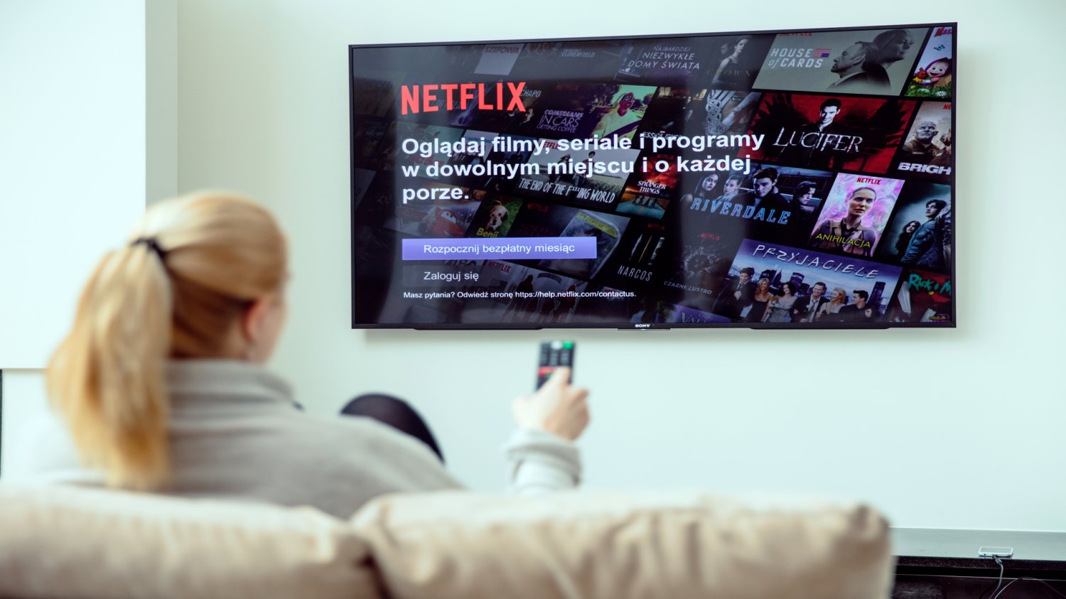 Netflix testuje nerwy inwestorów. Gigant już raz zawiódł Wall Street Kobieta na kanapie oglądająca Netflix.