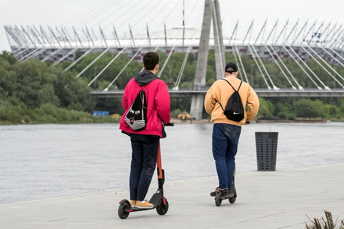 Elektryczne hulajnogi zostaną prawnie zrównane z rowerami. Ale jazda na nich po alkoholu może być uznana za przestępstwo, a nie wykroczenie