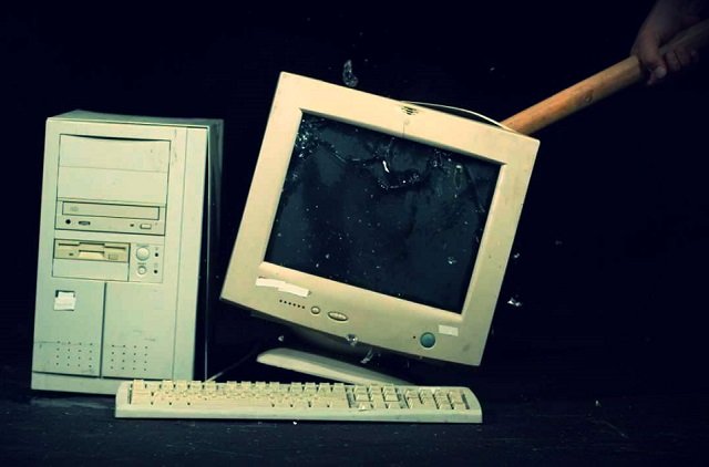 W Polsce i na świecie istnieją specjalne pomieszczenia. Można w nich rozładować agresję, niszcząc różne rzeczy, w tym komputery. Te gry na pewno wydłużyły kolejki do takich miejsc.