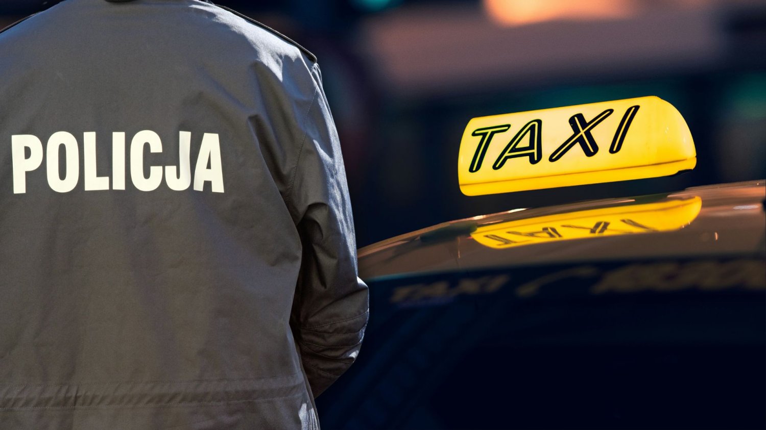 Kontrole policji w przewozach osób po bójce na Woli. Rynek aplikacji pod lupą służb. Polcijant, taxi